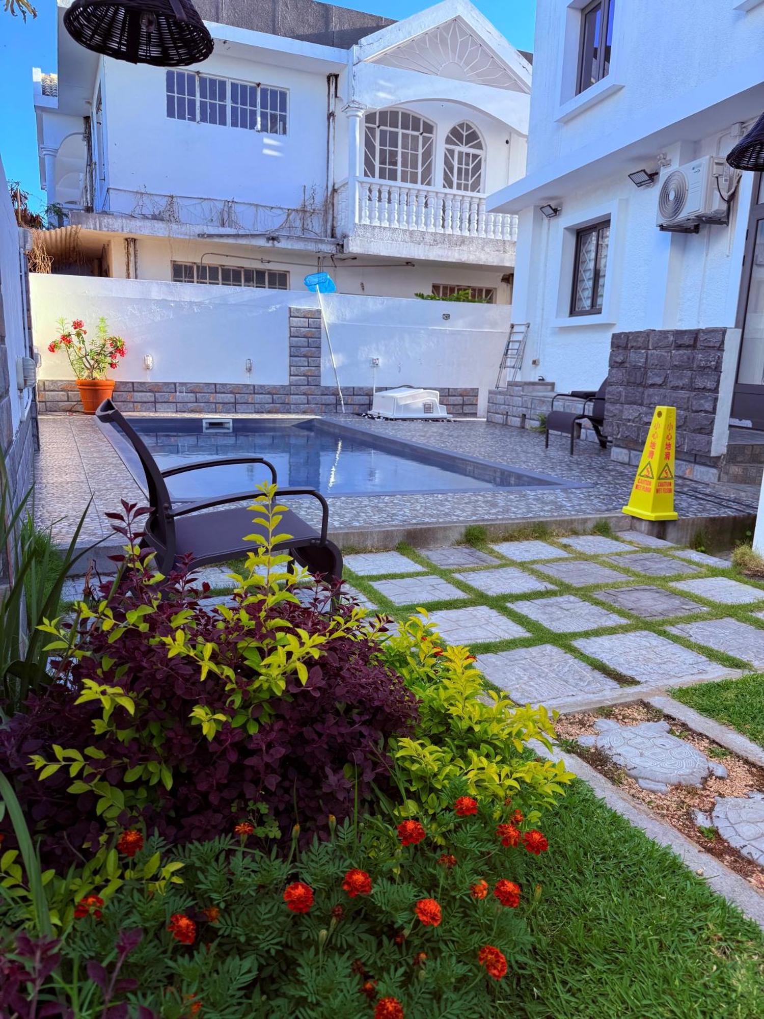 Happy House - Cosy Apartment With Private Pool And Walking Distance To Blue Bay Beach Bagian luar foto